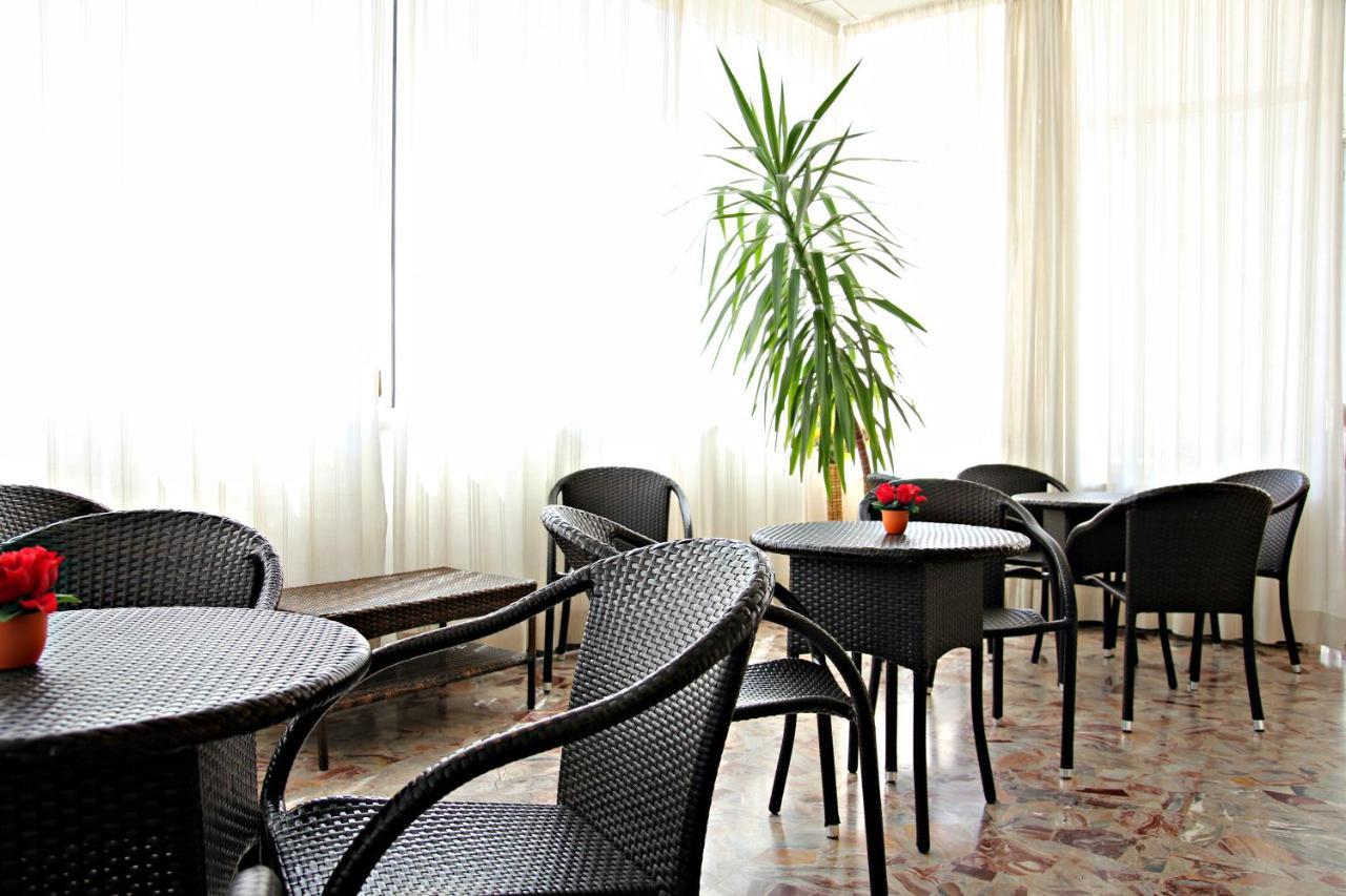 Hotel Morolli リミニ エクステリア 写真
