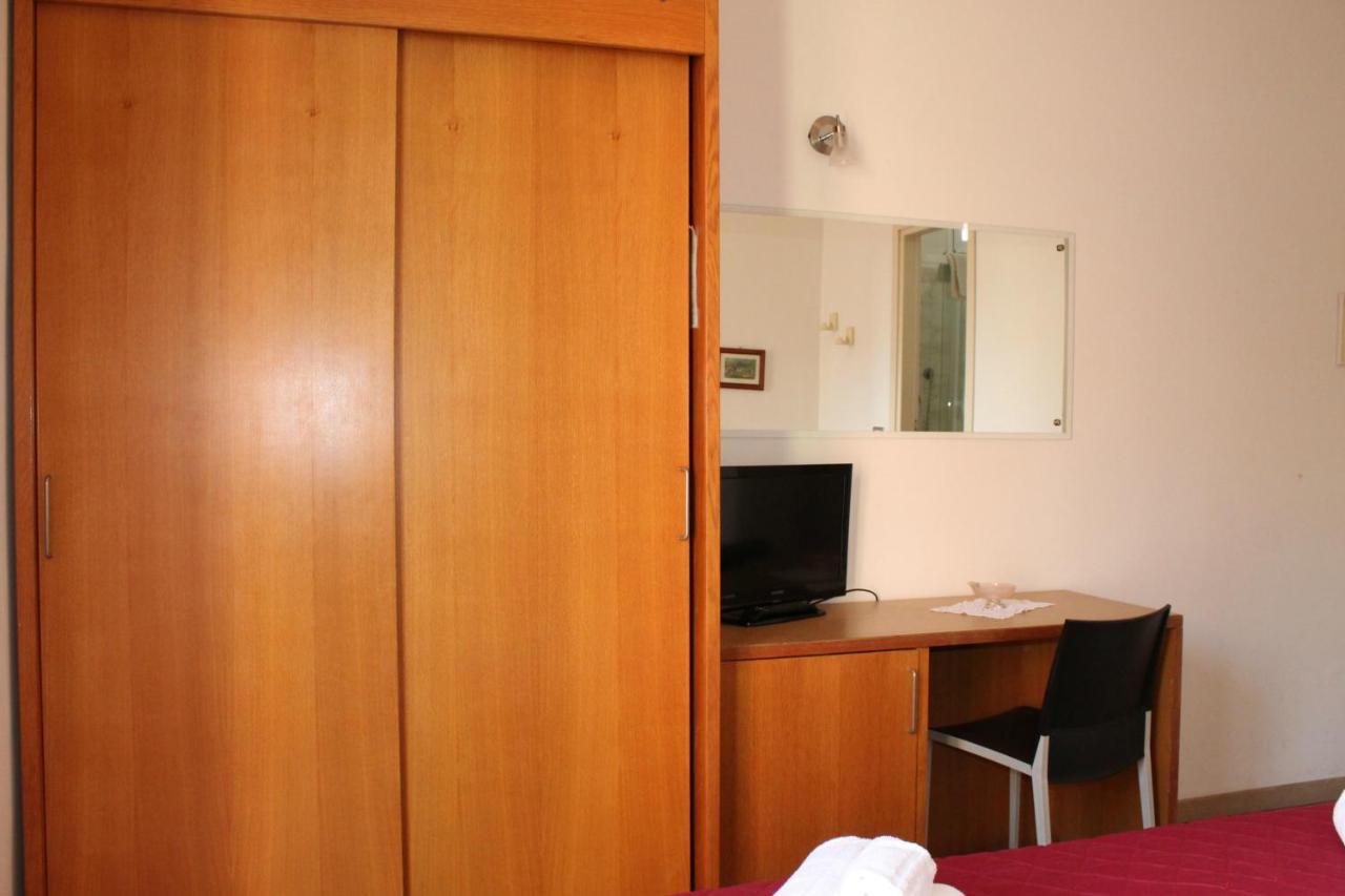 Hotel Morolli リミニ エクステリア 写真